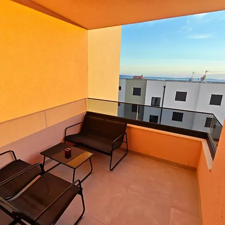 Apartamento Spyro Apartment- Private Rooftop Terrace, Jacuzzi & Seaview