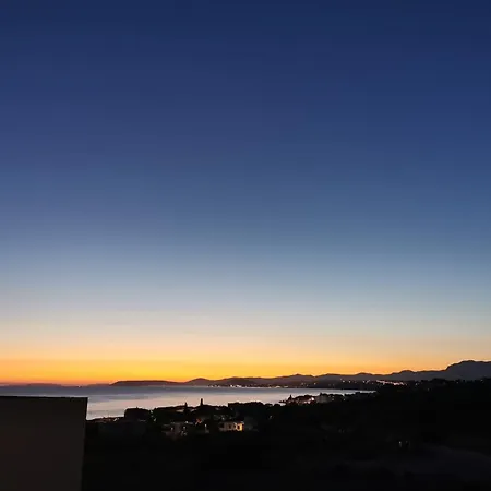Spyro Apartment- Private Rooftop Terrace, Jacuzzi & Seaview Apartamento Podstrana