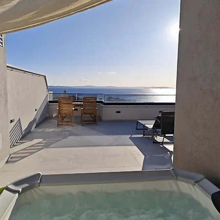 Spyro Apartment- Private Rooftop Terrace, Jacuzzi & Seaview Podstrana